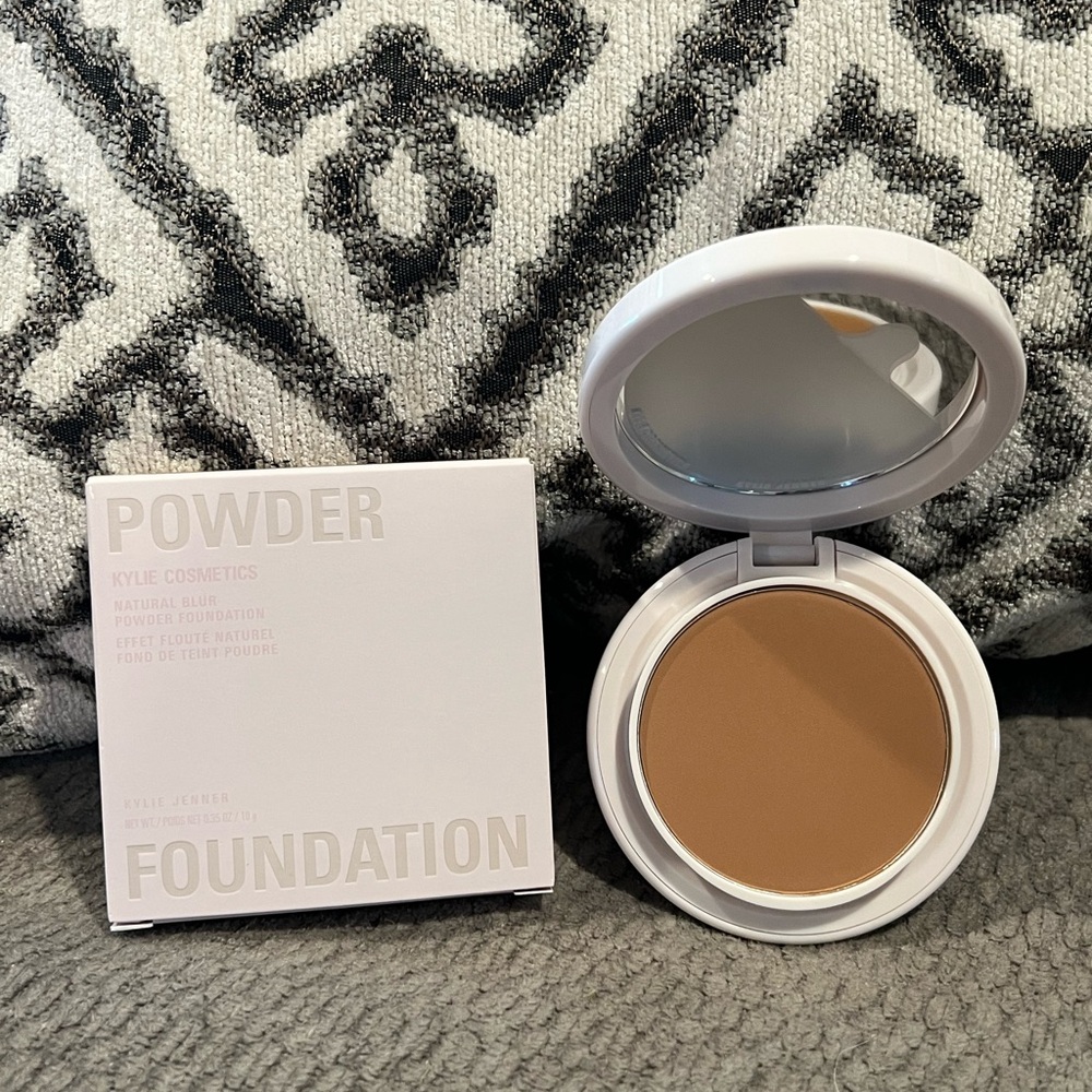 Kylie Cosmetics Tan Foundation Compact Matte Finish